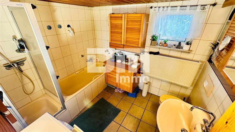 Ein- bis Zweifamilienhaus in hervorragender Lage mit großem Grundstück - Badezimmer / Dusche / Wanne EG Gebäudeteil 2